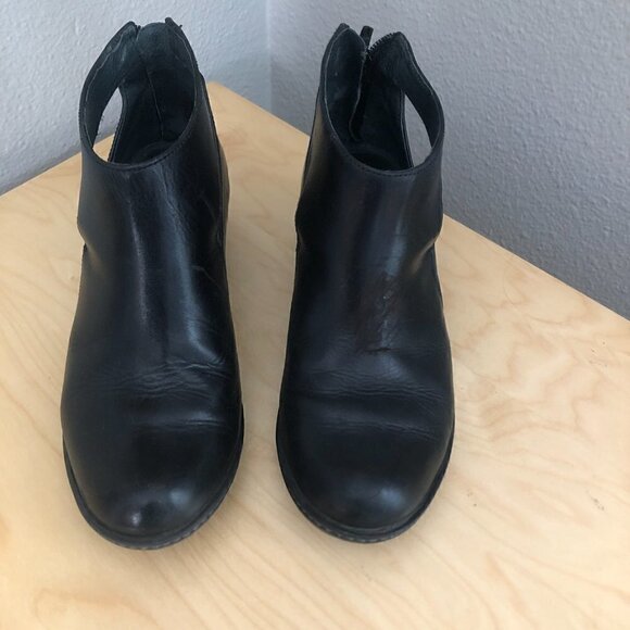 Danso Bonita Heeled Ankle Bootie - Picture 2 of 13